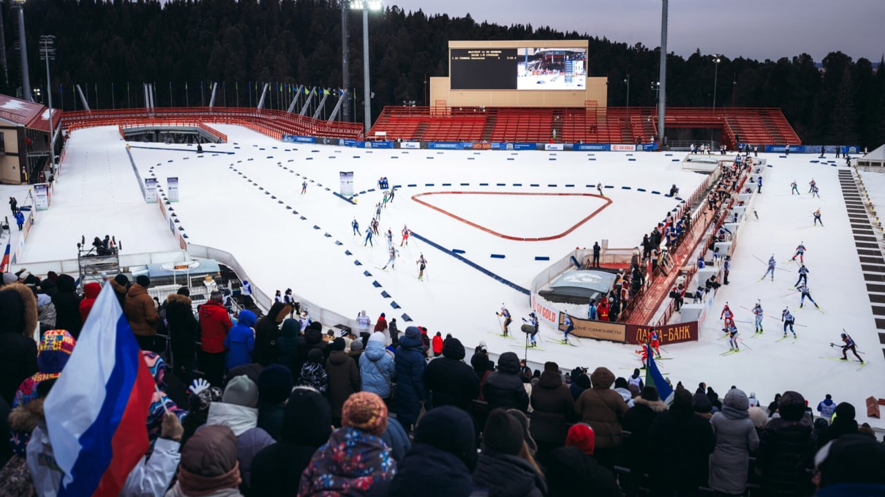 Старт мужского спринта на этапе Альфа Банк Кубка России по биатлону в Ханты Мансийске перенесен из за погодных условий Спринт был запланирован на пятницу и должен был начаться в 10 00 однако из за низкой температуры соревнования начнутся в 15 00 сообщает пресс служба СБР news matchtv ЮграМегаСпорт