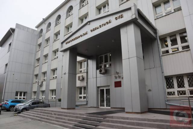 В Новосибирске экс сотрудник прокуратуры судится из за пенсии Новосибирский областной суд вынес решение по иску бывшего старшего помощника прокурора Кировского района Александр Семиненко к экс работодателю прокуратуре Новосибирской области по поводу пенсионных выплат Согласно материалам гражданского дела сибиряк несколько лет отслужил в органах прокуратуры на Дальнем Востоке и в НСО В 1996 году он уволился из прокуратуры Кировского района по собственному желанию Спустя четыре года Александр Семиненко обратился к бывшему работодателю с заявлением о назначении пенсии С учетом военной службы выслуга составила больше 20 лет По мнению экс прокурора из за бездействия должностных лиц ведомства отвечавших за пенсионное обеспечение сотрудников он недополучил ряд выплат Подробности на сайте Прецедента