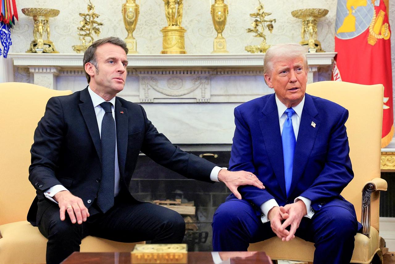 Politico: Дональд Трамп общается с руководителями стран по личному телефону в обход дипломатических протоколов Как сообщает Politico со ссылкой на источники, президент США продолжает практику своего первого срока, когда он делился с иностранными коллегами личным номером телефона и поощрял прямые звонки. Он общается с гораздо большим числом лидеров, чем многие представляют. Многие звонки касаются конкретных дел, но есть и более неформальные, личные беседы , — отмечает один из собеседников издания. Среди постоянных собеседников Трампа президент Франции Эммануэль Макрон, премьер-министры Великобритании Кир Стармер и Израиля Биньямин Нетаньяху, наследный принц Саудовской Аравии Мухаммед бен Сальман. Особые отношения сложились у Трампа с Макроном, пишет Politico. Источники издания описывают их неформальное общение так: «Это было забавно — Трамп растягивал: „Эммануэль-ль-ль“, а Макрон отвечал: „Дональд-д-д“, и так по очереди». Как отмечают собеседники Politico, такие отношения позволяют французскому президенту занимать более жесткую публичную позицию в отношении Трампа, сохраняя при этом теплые личные отношения