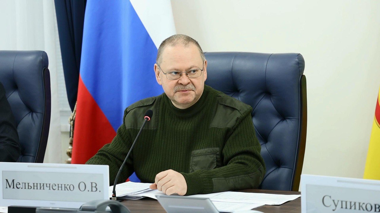 Борьба с пожаром на нефтебазе в Пензе продолжается Напомним возгорание произошло в результате атаки БПЛА О ситуации рассказал глава региона на заседании региональной комиссии по предупреждению и ликвидации чрезвычайных ситуаций и обеспечению пожарной безопасности По словам главы региона на месте работают порядка 100 человек и 22 единиц техники привлечены 2 пожарных поезда Счастье что никто не погиб не ранен не пострадал все живы здоровы На объекте развернута группа оперативного штаба идет ликвидация возгорания отметил губернатор Фото правительства Пензенской области Подписывайтесь на наш новый канал в MAX Прислать новость Подписаться