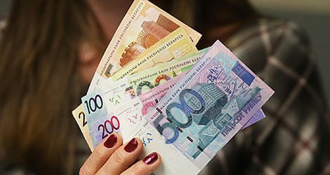 Доходы белорусов растут По данным Белстата реальные располагаемые денежные доходы населения Беларуси в январе июле 2025 года составили 110 процентов к аналогичному периоду прошлого года Основной источник доходов оплата труда её доля составляет 66 3 процента Трансферты населению включая пенсии пособия и стипендии занимают 22 процента Доходы от предпринимательской деятельности 7 3 процента от собственности 4 4 процента Статистика учитывает вычет налогов сборов и взносов а также скорректирована на индекс потребительских цен По последним данным средняя номинальная зарплата в июле составила 2772 4 рубля что на 54 6 рубля больше чем в июне Самые высокие зарплаты традиционно у жителей Минска 3686 5 рубля Разговоры на кухне