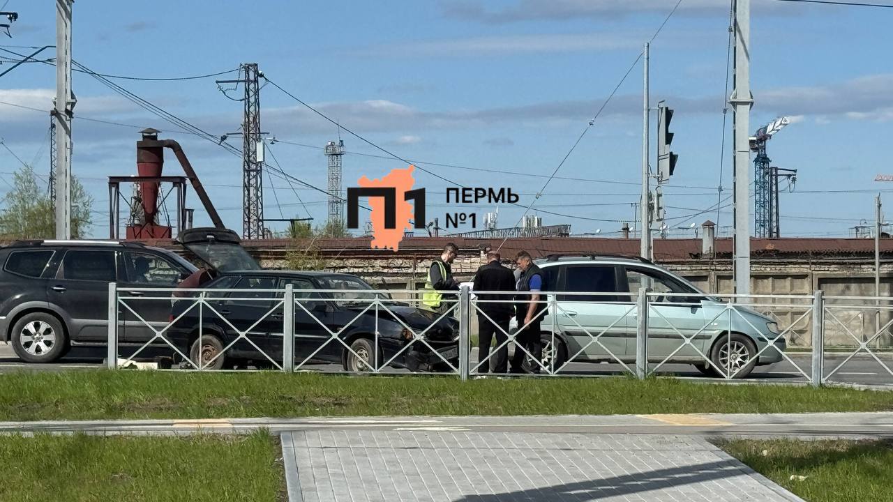 На пересечении улиц Строителей и Зои Космодемьянской произошло ДТП. Видео поделился наш подписчик. Столкнулись две «легковушки». На месте происшествия работают сотрудники госавтоинспекции. Движение на данном участке дороги частично затруднено. Подписаться Прислать новость
