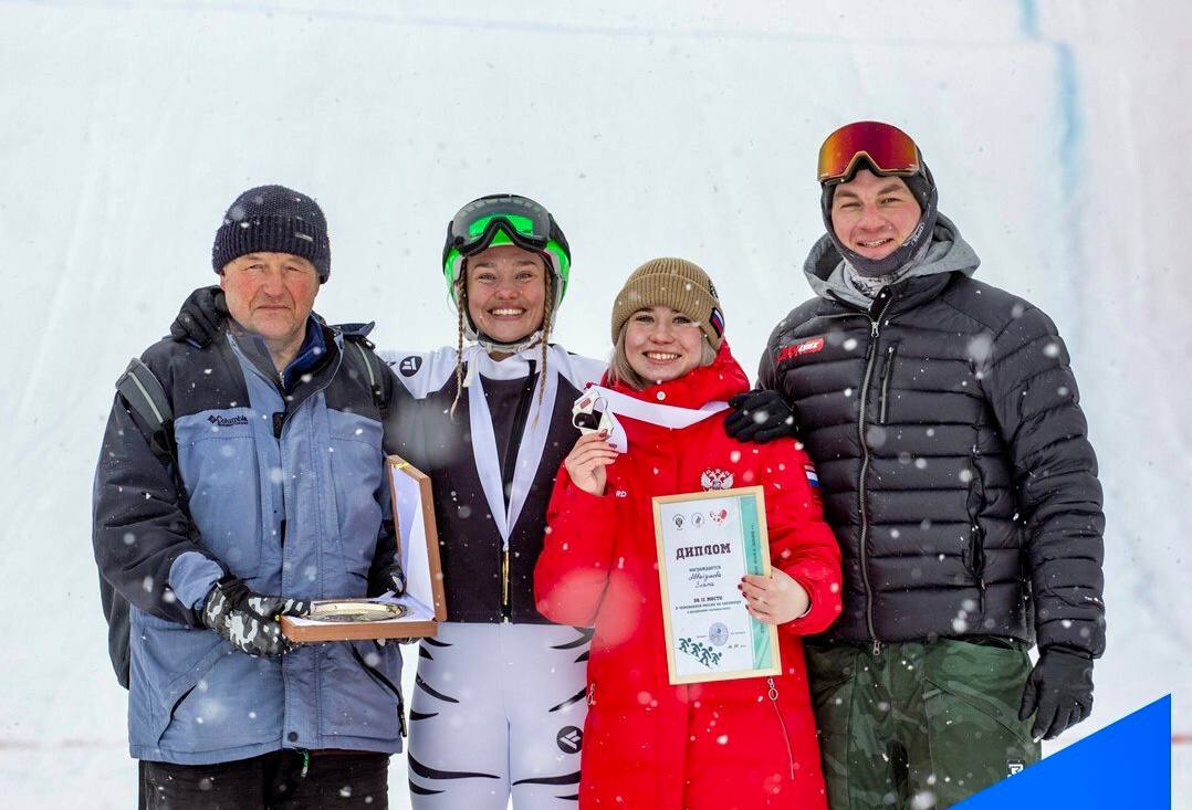 Александра Паршина — чемпионка России по сноуборд-кроссу! Магаданская спортсменка завоевала две золотые медали в дисциплинах SBX и BXT. Серебряную медаль среди женщин получила Злата Аввакумова.  А на международных соревнованиях летающих лыжников в Нижнем Тагиле золото — у Александры Кустовой и Елизаветы Моховой.  Вторую ступень пьедестала в смешанной команде заняла Валерия Колясникова.  Поздравляю девчонок с заслуженными наградами! Знай наших