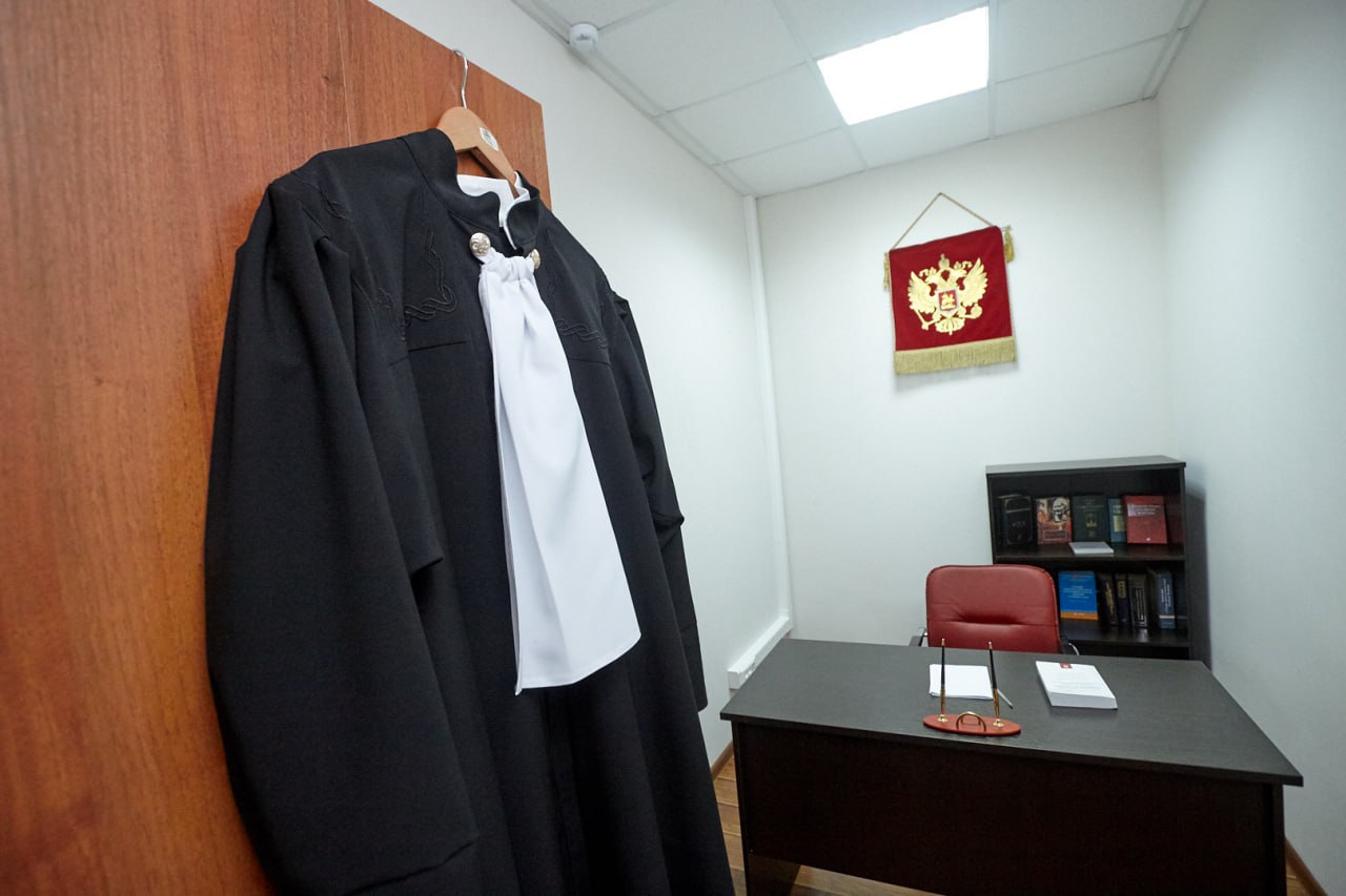 Владимир Путин утвердил новых судей в Волгоградской области Президент Владимир Путин подписал указ о назначении новых судей в волгоградских судах. Так, в облсуде посты заняли Ольга Левочкина, Валентина Лиманская, а также Ирина Струк. Кроме того, кадровые изменения произошли в Котельниковском райсуде. Пост заняла Ирина Бакишева. Подписаться