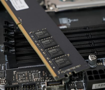 Китайские CXMT и YMTC не смогут спасти геймеров от дефицита оперативной памяти Wccftech Кризис на рынке DRAM усугубляется с каждым днем Крупнейшие производители памяти активно повышают контрактные цены на свою продукцию и уделяют все меньше внимания потребительскому рынку В этой ситуации некоторые геймеры начали возлагать надежды на крупных китайских производителей DRAM в лице CXMT и YMTC