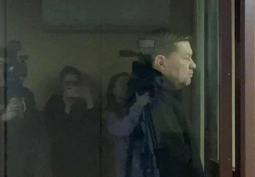 Суд оставил под стражей директора автоспорткомплекса «Трасса 74» Челябинский областной суд не стал изменять меру пресечения для директора автоспорткомплекса «Трасса 74» Сергея Ефимова, обвиняемого в получении взятки. Как сообщили в пресс-службе Челябинского областного суда, рассмотрев апелляционную жалобу адвоката Сергея Ефимова, судья оставил без изменения продление меры пресечения под стражей. Таким образом в СИЗО Сергей Ефимов пробудет до 4 июля этого года. «Обжалуя постановление районного суда, адвокат просил его отменить, изменить меру пресечения на домашний арест, запрет определенных действий, либо на залог в размере 1 000 000 рублей», – дополнили в суде. URALPRESS.RU