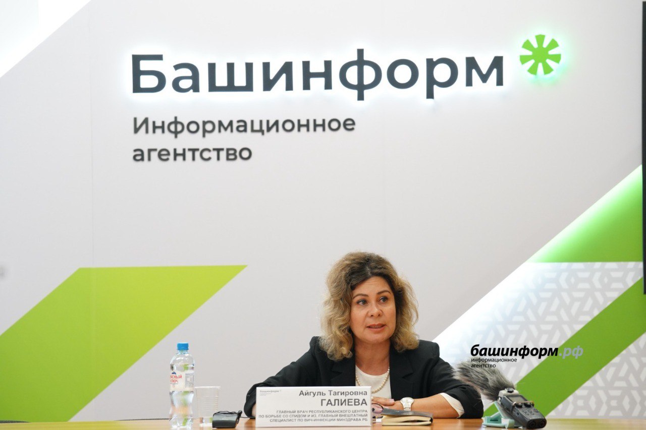 93 процента случаев заражения ВИЧ приходится сегодня на половой путь сообщила главврач Республиканского центра по борьбе со СПИДом Айгуль Галиева По сравнению с 90 ми ситуация радикально поменялась Говорить и считать что ВИЧ инфекция это удел исключительно наркоманов и маргинальных слоев населения сегодня в корне неправильно подчеркнула специалист В начале нулевых 50 60 случаев заражения приходилось на парентеральный путь через шприц Сейчас всего лишь до 1 Портрет пациента за последнее время очень изменился равно как и способы заражения На первое место вышел половой контакт причем все больше в регионе фиксируют случаи заражения ВИЧ среди мужчин и женщин 45 60 лет Берегите себя и своих близких вместе с традиционными семейными ценностями Честно говоря подписывайтесь