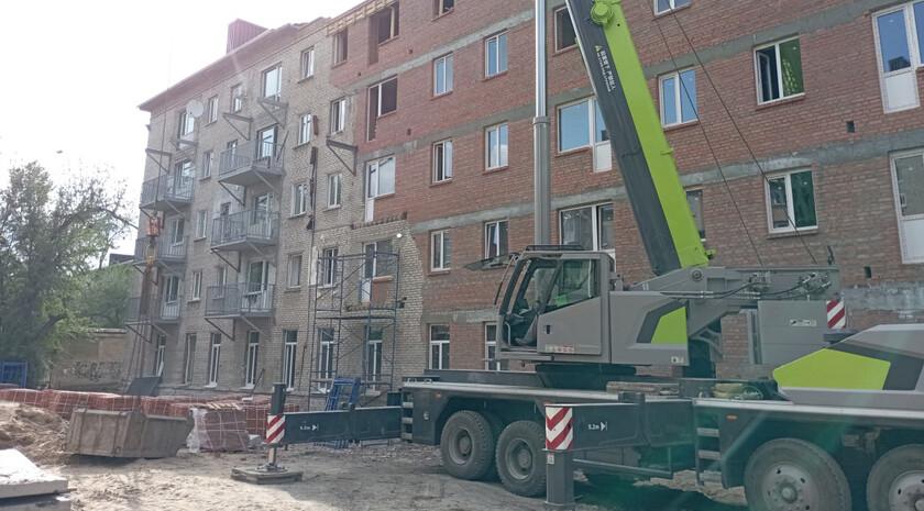Специалисты приступили к завершающему этапу восстановления дома в луганском квартале Ватутина, который пострадал от ракетного удара киевских боевиков летом 2024 года. Об этом сообщила временно исполняющая полномочия главы Луганска Яна Пащенко. Градоначальник отметила, что восстановление идет по утвержденному графику. «Параллельно со строительством капитальных стен специалисты производят монтаж балконных плит, остекление оконных блоков и прокладку проводки. Сдача в эксплуатацию и заселение дома запланированы до конца года», — рассказала Пащенко. Днем 7 июня 2024 года ВСУ выпустили по Луганску пять ракет ATACMS, большая часть была сбита ПВО, однако одна поразила многоэтажные жилые дома в квартале Ватутина на востоке Луганска. В общей сложности пострадали 33 жилых дома. В доме №22 взорвалась авиабомба на уровне первого и перекрытия технического этажей.