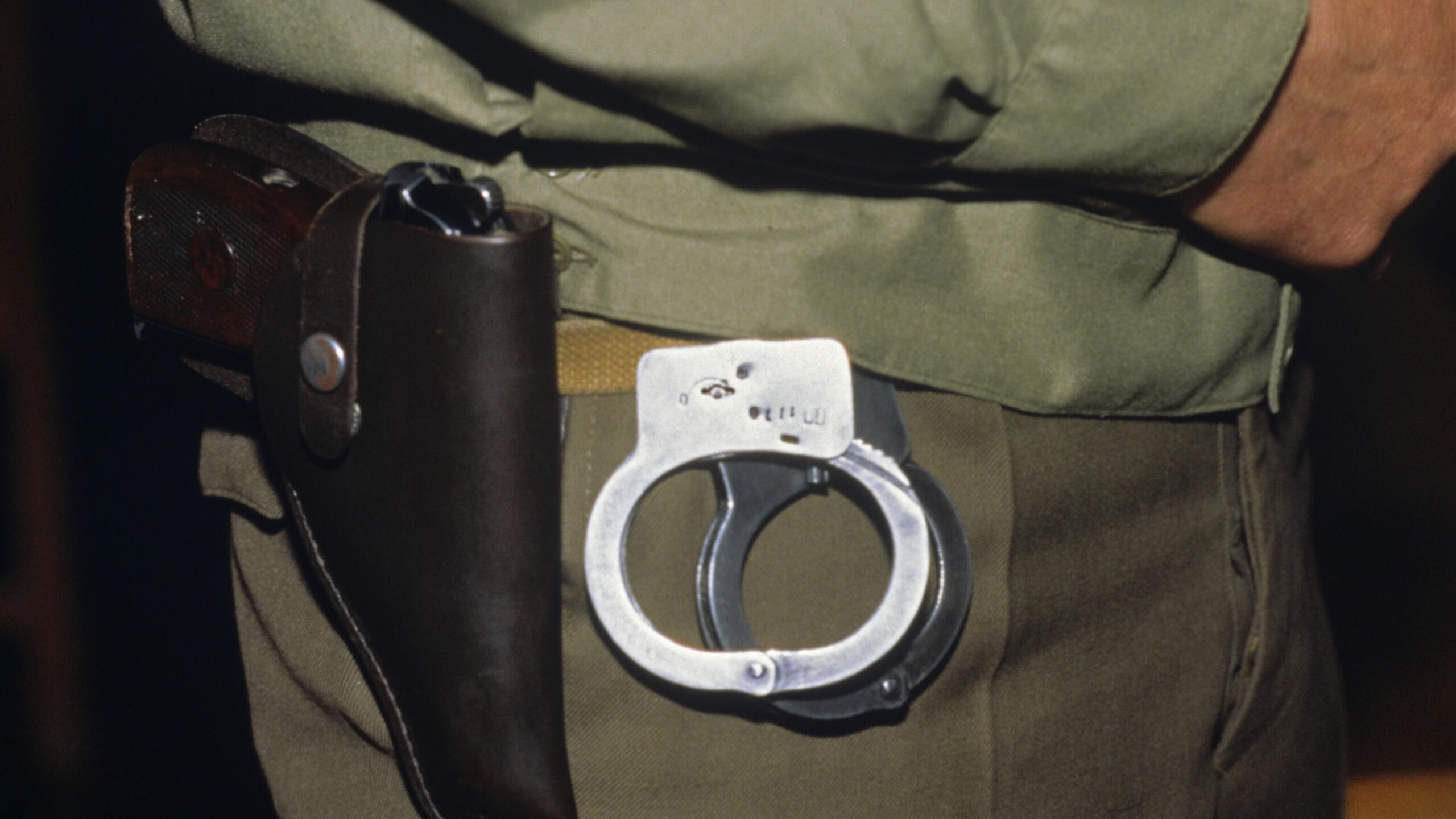 Кировский районный суд Екатеринбурга арестовал местного жителя Сергея Кота обвиняемого в убийстве товарища тело которого нашли с пакетом на голове в лесопарке сообщила пресс служба инстанции Мера пресечения Коту Кировский районный суд Екатеринбурга рассмотрел ходатайство следователя об избрании меры пресечения Сергею Коту Органами предварительного расследования он обвиняется в убийстве своего товарища труп которого был обнаружен с пакетом на голове в Кировском районе Екатеринбурга говорится в сообщении Уточняется что фигурант заключен под стражу до 12 марта По информации регионального управления СК РФ тело мужчины который с 6 января 2026 года числился как без вести пропавший было обнаружено в районе Шарташского лесопарка Следователи возбудили уголовное дело об убийстве позднее подозреваемый был задержан