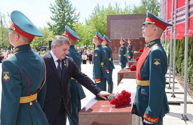 На Мамаевом кургане появилась новая мемориальная зона В преддверии Дня Победы у подножия Мамаева кургана состоялось торжественное открытие новой мемориальной зоны. Новый комплекс посвящен подвигу города-героя Сталинграда, города воинской славы Калача-на-Дону и других населенных пунктов, которые носят высокое звание «Рубеж Сталинградской доблести». Об этом рассказали в пресс-службе губернатора. «Это событие имеет большое историческое значение. В год 80-летия Великой Победы, накануне священного для каждой семьи и всего нашего Отечества дня – Дня Победы советского народа над немецко-фашистскими захватчиками, на священной земле легендарного Мамаева кургана произошло поистине историческое событие. Мы делаем еще один важный шаг в сохранении исторической правды и памяти о Великой Отечественной войне и о бессмертном подвиге Поколения Победителей», – отметил глава региона Андрей Бочаров. Южная служба новостей