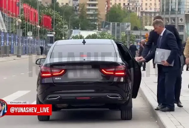 Глава АвтоВАЗа пересел с Мерседеса на свежую Ладу Ауру Максим Соколов решил поддержать отечественный автопром после общественного резонанса произошедшего пару месяцев назад Тогда известный журналист Александр Юнашев брал интервью у главы АвтоВАЗа В ходе беседы они обсуждали доминирующее положение Лады на российском авторынке А после мероприятия Максим Соколов сел в свой Мерседес и уехал От оценки нового автомобиля он пока воздержался Фото Юнашев LIVE