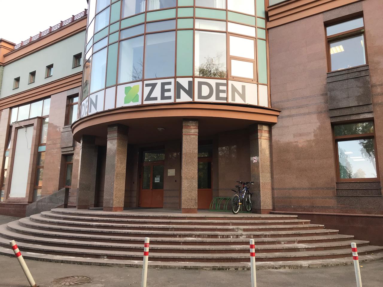 В офисе компании Zenden и на складе компании в Домодедово проходят обыски. Они, по предварительным данным, связаны с владельцем Андреем Павловым  внесен в реестр иностранных агентов Минюстом .   МВД возбудило дело по статье о продаже товаров без маркировки. Если ущерб признается крупным, а действия совершенными группой лиц, предусматривается наказание вплоть до шести лет лишения свободы.