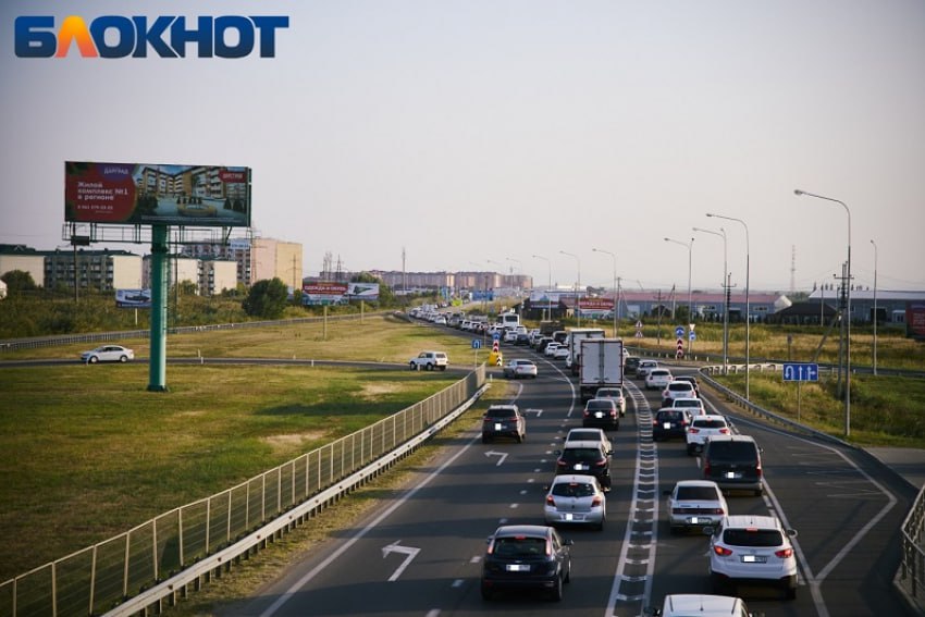 Утром движение на Восточном обходе Краснодара замерло из-за пробок Затор начинается на 1330-м и заканчивается на 1334-м километре трассы М-4 «Дон». На другой стороне автодороги водители также не могут быстро преодолеть участок трассы Вместе с тем зафиксировали 7-километровую пробку на трассе М-4 «Дон» в районе Горячего Ключа. Вновь стоят машины и на подъездах к Крымскому мосту. Водителям и пассажирам придется провести в ожидании около часа. Объявления работа Купи/продай авто Найти врача