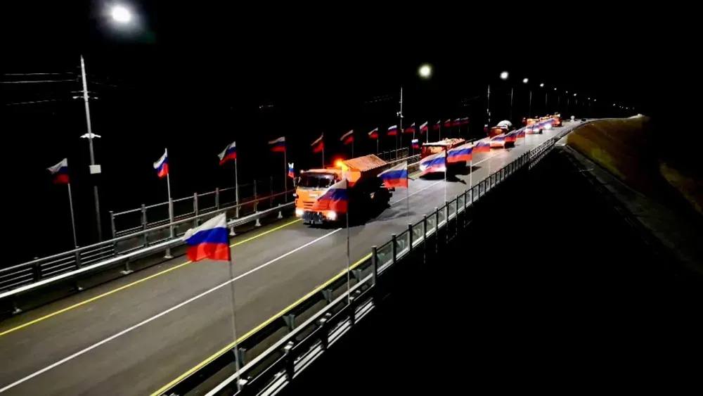 Первые автомобили проехали по путепроводу в поселке Серышево путепровод решит давнюю проблему связанную с длительным ожидание проезда поездов 23 октября в 20 00 в поселке Серышево Серышевского округа торжественно открыли движение по новому путепроводу через Транссибирскую магистраль Объект был построен по национальному проекту Инфраструктура для жизни Путепровод решает несколько важных задач Прежде всего он обеспечивает безопасный переезд через железную дорогу Для жителей поселка решается давняя проблема связанная с длительным ожиданием проезда поездов сообщил в своем Telegram канале губернатор Амурской области Василий Орлов Общая протяженность объекта с подходами к нему составляет 3 километра длина самого путепровода почти 90 метров Он соединит два района поселка разделенные Транссибом и свяжет местные дороги с федеральной сетью Напомним работа над объектом была начата в 2023 году Специалисты разработали рабочую документацию подготовили стройплощадку В феврале 2024 года мостовики приступили к возведению сооружения Между тем в декабре в Амурской области планируют открыть путепровод в поселке Новобурейский Бурейского округа а в 2027 году в городе Белогорске Ранее сообщалось что в Новобурейском проект строительства путепровода реализуется по концессии с привлечением кредита Газпромбанка и льготного займа со стороны ДОМ РФ В Белогорске путепровод возводится по нацпроекту Инфраструктура для жизни В регионе работают над подготовкой объектов в Возжаевке и Завитинске Фото и видео t me OrlovAmur ТЕЛЕПОРТ РФ здесь все об Амурской области  Мы в МАХ  Написать нам