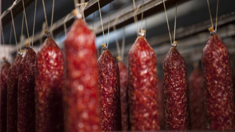 В российских магазинах начали продавать колбасные жопки Российские торговые сети начали предлагать покупателям новый бюджетный продукт так называемые колбасные окорочка кончики или жопки пишет novosti saratova ru telegra ph V rossijskih magazinah nachali prodavat kolbasnye zhopki 12 14