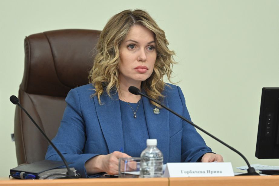 Ситуацию с пожарами обсудили в правительстве края На заседании комиссии по предупреждению и ликвидации ЧС тема пожаров в крае стала основной. С начала 2025 года потушено около 700 ландшафтных пожаров и более 70 лесных. Ситуация с пожарами в регионе напряженная, но управляемая. В этом году в работе максимально применяются современные возможности – нарушителей вычисляют с помощью дронов. В муниципальных районах, в том числе созданы патрульно-маневренные группы и проводятся дополнительные рейды. Также в крае работает агитационный автомобиль, используются громкоговорители. Пожароопасный сезон в регионе начался 30 марта, а 17 апреля в крае был введен особый противопожарный режим. Для предотвращения лесных пожаров в отдельных районах края ввели ограничения нахождения граждан в лесах.