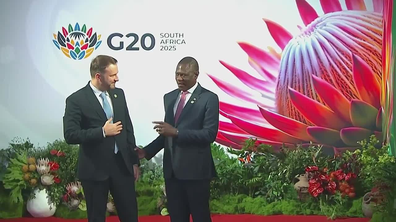 Замглавы администрации президента Максим Орешкин недружественные страны предлагали России проекты по сотрудничеству Я сейчас не буду называть конкретные страны чтобы их коллеги потом не обижали ряд стран которые мы считаем недружественными подходили с конкретными предложениями по сотрудничеству по тому как налаживать экономические взаимоотношения с Россией реализовать совместные проекты Саммит состоялся в Йоханнесбурге 22 23 ноября Подпишись RogandarNEWs мы в MAX