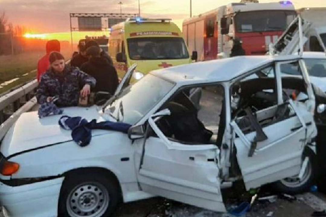Маленький мальчик оказался заблокирован в «Ладе» после ДТП Массовая дорожная авария произошла вечером 30 апреля на Кольцевой дороге в Красносельском районе Петербурга. Водитель каршеринга Kia при перестроении влетел в «Ладу», после чего она врезалась в Honda. Водители иномарок серьезных травм не получили, чего не скажешь о тех, кто был в отечественной легковушке. В салоне оказались заблокированы мужчина, женщина и ребенок. К счастью, в тот момент там проезжали росгвардейцы. Им пришлось выбить дверь и стекла авто. Всем пострадавшим оказали доврачебную помощь. Приехавшие на место медики госпитализировали мать и сына, у них диагностировали травмы разной степени тяжести. : Росгвардия по Петербургу и Ленобласти : СПб — отдай свой буст нам