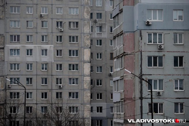 В Находке сотрудники полиции задержали мужчин, подозреваемых в стрельбе с балкона многоквартирного дома на улице Мичурина. Сообщение о происшествии поступило в дежурную часть городского отдела полиции от местной жительницы. По прибытии на место происшествия сотрудники установили личность 53-летнего владельца квартиры, с балкона которой велась стрельба. Мужчина пояснил, что вместе с друзьями решил пострелять в воздух из принадлежащего ему охотничьего ружья. Все участники инцидента были доставлены в отдел полиции. Оружие изъято и направлено на баллистическую экспертизу. Установлено, что ружье зарегистрировано и хранится законно. Полиция проводит проверку. По ее итогам будет принято процессуальное решение в соответствии с действующим законодательством. Подписаться