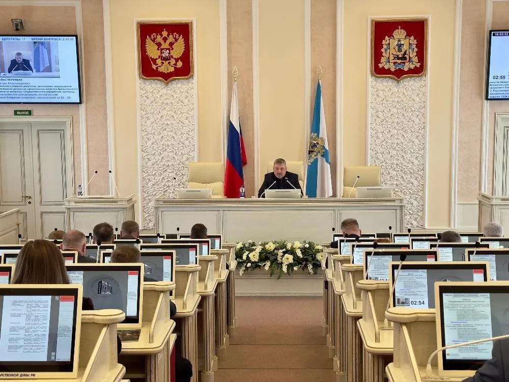 Депутаты фракции Единая Россия в областном Собрании обсудили ключевые вопросы предстоящей сессии На заседании депутаты рассмотрели четыре основных блока от законодательной повестки до реализации партпроектов и подготовки к избирательной кампании Сессия начнётся с ежегодного отчёта губернатора Александра Цыбульского В числе ключевых решений которые рассмотрит парламент расширение мер соцподдержки упрощение предоставления земельных участков льготным категориям а также инициативы в сфере здравоохранения кадровой политики и сохранения исторической памяти О других вопросах которые будут обсуждаться на сегодняшней сессии читайте на сайте