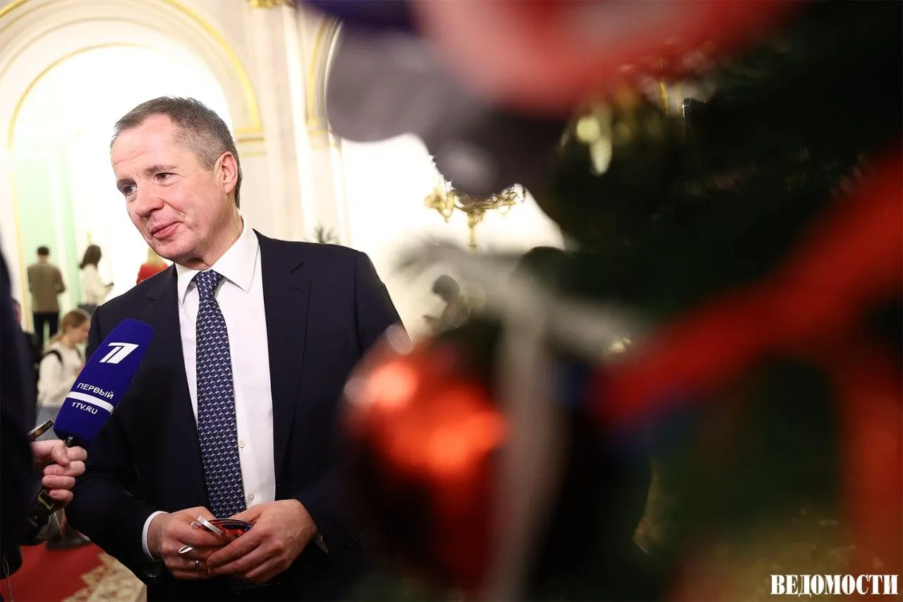 Вячеслав Гладков покинул пост губернатора Белгородской области Он подал заявление о досрочном прекращении полномочий сообщили в Кремле Врио главы региона назначен Александр Шуваев Указ об этом подписал президент Владимир Путин  Ранее Ведомости писали со ссылкой на четыре источника близких к администрации президента что Вячеслав Гладков может стать послом России в Абхазии Собеседники сообщали что на его место рассматривается замгубернатора Иркутской области участник проекта Время героев Александр Шуваев Max Telegram Рассылка Приложение для iOS Android