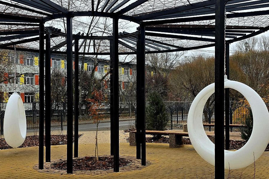 В Михайловке завершено благоустройство еще одного уголка Комфортные пешеходные зоны по ул Некрасова появились благодаря нацпроекту Инфраструктура для жизни Пешеходные зоны вымощены современным покрытием уложена тактильная плитка установлены урны обновлены зеленые насаждения Здесь же в центральной части города благоустроена протяженная пешеходная зона по Тосовскому проезду Эта территория социально значимое городское пространство соединяющее жилые кварталы многоквартирных домов с дошкольными и общеобразовательными учреждениями предприятиями торговли и другими объектами Благоустройство еще одного участка по проезду Тосовскому завершат до конца ноября фото информация volgograd ru