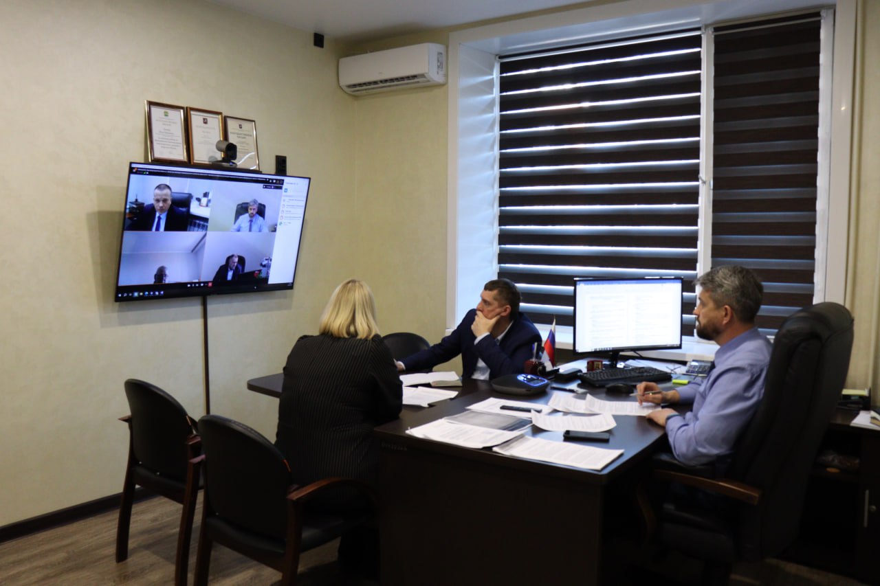 Амурская область продолжает реализацию федерального проекта Модернизация коммунальной инфраструктуры 4 февраля прошло рабочее совещание под председательством исполняющего обязанности министра ЖКХ Ильи Зинкова с представителями муниципалитетов Амурской области Главной темой обсуждения стала реализация федерального проекта Модернизация коммунальной инфраструктуры нацпроекта Инфраструктура для жизни С 1 января 2025 года в Амурской области реализуется федеральный проект Модернизация коммунальной инфраструктуры Его основная цель повышение качества коммунальных услуг в сфере тепло водоснабжения и водоотведения за счёт замены ветхих инженерных сетей и снижения уровня аварийности На реализацию мероприятий региону из федерального бюджета предоставлена субсидия в размере 3 7 млрд рублей В рамках проекта предусмотрена реализация мероприятий включённых в утверждённые мастер планы развития дальневосточных городов    Подробнее читайте в нашем канале в MAX