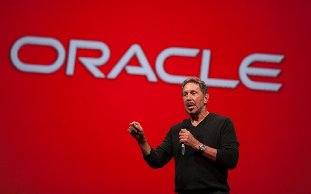 Ларри Эллисон потерял 25 млрд за день из за обвала акций Oracle Сооснователь и крупнейший акционер американской компании Oracle Ларри Эллисон потерял 24 9 млрд за один день после того как акции Oracle обвалились на 11 подсчитал Bloomberg По данным на пятницу 12 декабря он занимает третье место в списке самых богатых людей мира а его капитал оценивается в 258 млрд Накануне компания Oracle представила квартальный отчет в котором сообщила в том числе о резком росте капитальных затрат на создание центров обработки данных с использованием технологии искусственного интеллекта и другое оборудование Отчет вызвал опасения что расходы компании не конвертируются в прибыль так быстро как хотелось бы инвесторам и спровоцировал массовые распродажи акций Oracle Расходы Oracle на центры обработки данных за квартал составили около 12 млрд по сравнению с 8 5 млрд в предыдущем периоде при этом аналитики прогнозировали что такие затраты за квартал составят 8 25 млрд Подробнее Ларри Эллисон потерял 25 млрд за день из за обвала акций Oracle Подписаться на Сам ты инвестор