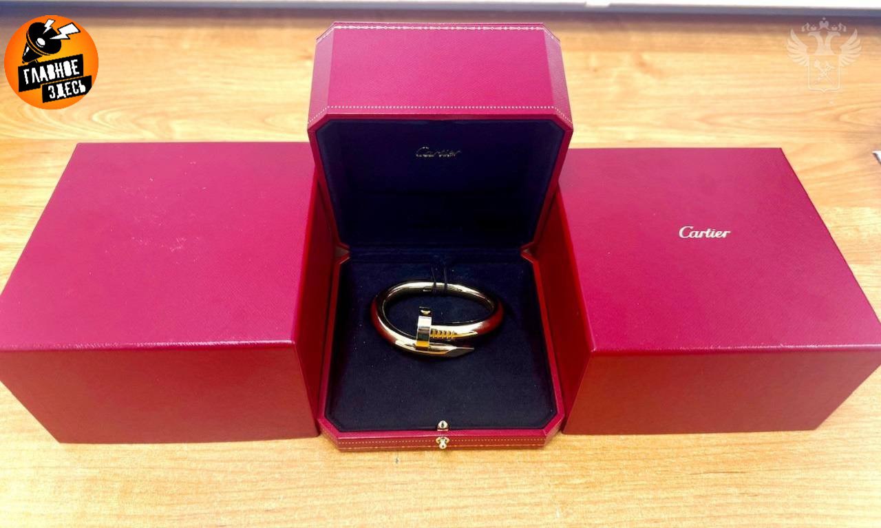 Таможенники в Сочи задержали пассажирку с браслетом Cartier стоимостью более 5 миллионов рублей Украшение она везла из Дубая По словам женщины браслет ей якобы подарила сестра а о необходимости декларирования драгоценности она не знала Браслет изъяли возбуждено уголовное дело Главное здесь Подписывайтесь