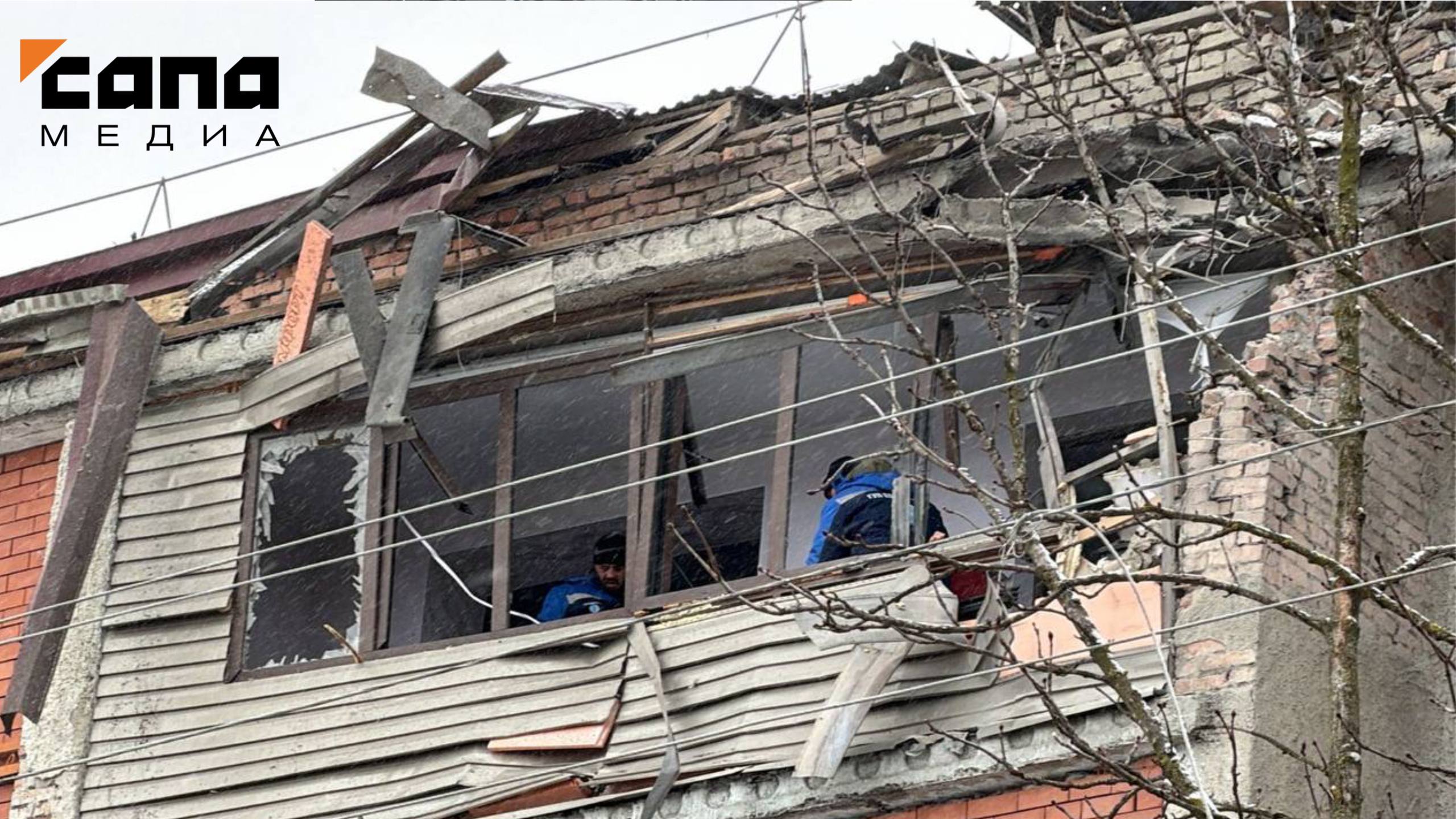 Коммунальщики приступили к восстановлению поврежденного БПЛА дома в Беслане На месте падения обломков беспилотника запустили котельную сообщили в ГУП Водоканал Специалисты восстанавливают электричество и завершают уборку Сотрудники коммунальных служб приступают к ремонту кровли и оконных рам Подписывайся на Сапа 15 Telegram МАХ