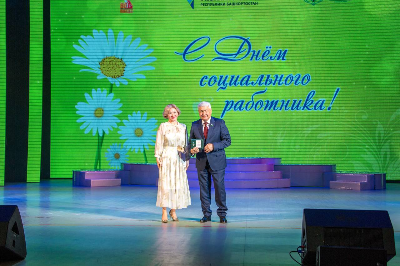 Сегодня в Уфе прошло торжественное мероприятие, посвященное Дню социального работника. Глава Республики Башкортостан Радий Хабиров поздравил представителей отрасли с профессиональным праздником и отметил, что в системе социальной защиты региона трудятся 11 тысяч специалистов. – У вас тяжелая работа, с которой не все справятся. Поэтому в эту профессию люди приходят по зову души, это настоящий героизм. Спасибо вам большое за труд, за чуткое отношение к своим подопечным, за ваше доброе сердце, – сказал Радий Хабиров. В ходе праздничного мероприятия состоялась церемония вручения государственных наград. Генеральный директор ООО «Газпром трансгаз Уфа» Шамиль Шарипов удостоен нагрудного знака министерства семьи, труда и социальной защиты населения Республики Башкортостан «За милосердие и благотворительность». Он вручается за большой вклад в благотворительную деятельность в социальной сфере.