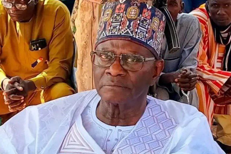 Врач из Германии стал королем в Нигере Иссифи Джибей родился в 1951 году в Нигере одной из беднейших стран мира В 19 лет он переехал в ФРГ где стал медиком и защитил докторскую диссертацию Более 20 лет он проработал главврачом отделения сосудистой и торакальной хирургии в больнице Рендсбурга на севере Германии В последние годы он вел тихую жизнь немецкого пенсионера В 2023 году в Нигере умер правитель региона Кокору где проживают около 150 000 человек Иссифи Джибей оказался одним из возможных преемников и одержал победу на выборах среди деревенских старост Он получил титул короля или эмира Кокору что на практике означает главу местной администрации Он уполномочен собирать налоги и судить Новый король заявил что будет отстаивать интересы подданных в переговорах с центральным правительством Нигера инвестировать в инфраструктуру и медицину а также добычу золота и ценных минералов Одним из моих первых официальных действий станет строительство дворца заявил король Как то неожиданно много Нигера на сегодня