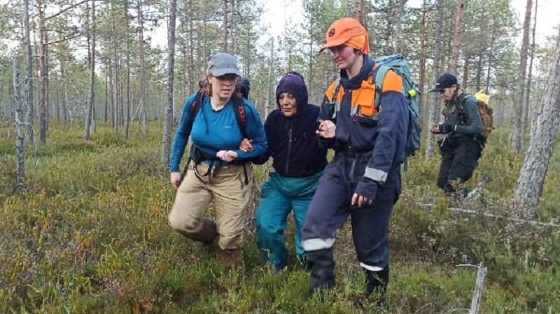 В Ленобласти нашли пенсионерку, которая девять дней провела в лесу  Пожилая жительница Псковской области отправилась в лес за грибами вместе с детьми подруги. В какой-то момент не заметила, как отстала от спутников и заблудилась.    На следующее утро пенсионерка услышала сигналы поисковых отрядов. Попыталась выйти на звук, но каждый раз приходила на одно и тоже место. Тогда пошла вдоль реки. Но водоем оказался заболочен или завален буреломом.  Через несколько дней она оказалась на болоте. Все это время она пила воду из-под мхов, собирала клюкву и ломала ветки, чтобы не лежать на мокром. Спать не получалось – ночью становилось холодно, нападали комары.  На девятый день женщина услышала жужжание квадрокоптера. Увидев дрон, помахала ему ведром. Спустя некоторое время пенсионерка услышала голоса, которые звали ее по имени.  Фото: Поисковый отряд «ЛизаАлерт» Питер