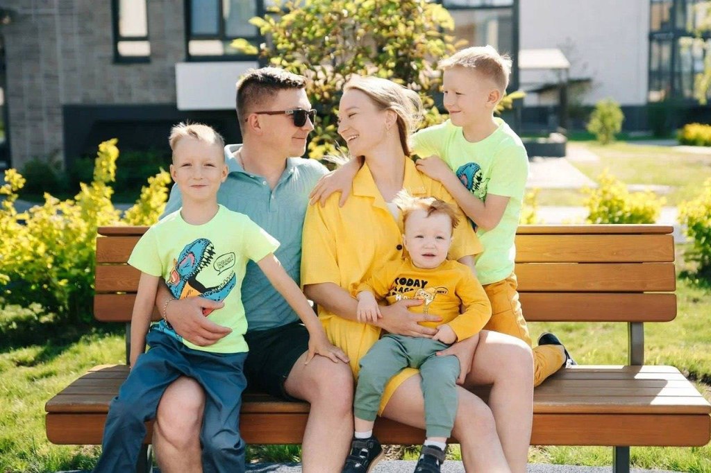 Амурские семьи могут получить региональный материнский капитал при рождении третьего и последующего ребенка Региональный материнский капитал в размере 100 тысяч рублей могут получить амурские семьи в которых появился третий малыш Средства РМК можно направить на ремонт или замену печного отопления и электропроводки в доме или квартире где проживает многодетная семья Кроме того деньги можно потратить на получение платного лечения ребенком и платного образования детьми При рождении или усыновлении четвертого и каждого последующего ребенка амурские семьи могут рассчитывать на маткапитал в размере 200 тысяч рублей Тратить средства поддержки можно по своему усмотрению Всего на региональный маткапитал в 2025 году из областного бюджета выделено более 31 2 миллиона рублей С начала года средствами маткапитала воспользовались 333 семьи Фото dzen ru