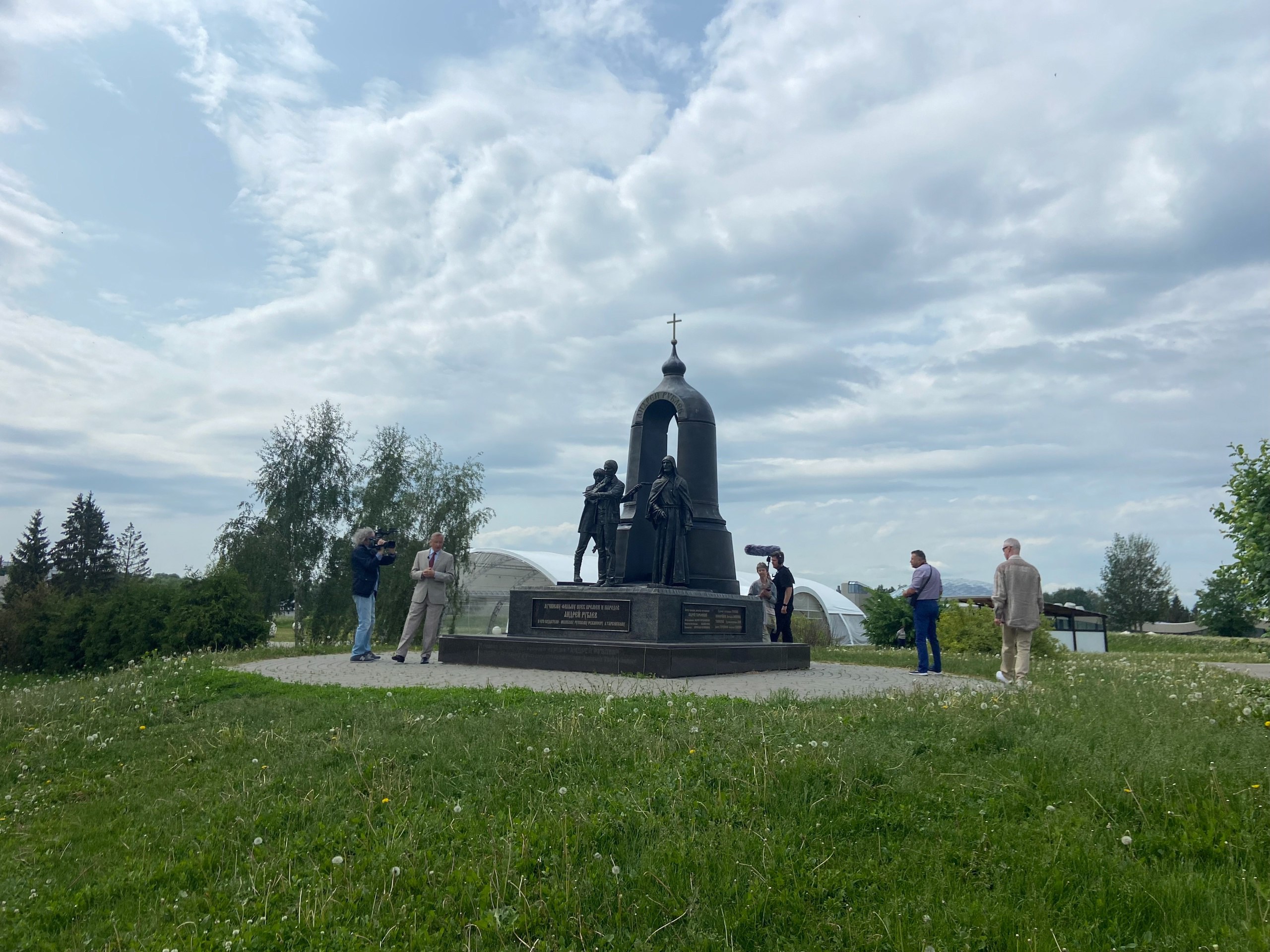 Владимирская земля продолжает вдохновлять кинематографистов  В Суздале стартовали съемки сериала «Звоны Руси».  Этот проект – не просто история о звонарях и звонницах, а захватывающее путешествие сквозь века, где людские судьбы переплетаются с судьбой России. Через звон колоколов зрители увидят живую связь времён и непрерывность русской культуры.  Завораживающую атмосферу создаёт оператор-постановщик, народный артист России Владимир Климов.  В проекте принимает участие народный артист России Николай Бурляев.  Съёмки проходят в Суздале при поддержке Минкультуры ВО, регионального Киноцентра и ВСМЗ. Ждём с нетерпением премьеру.