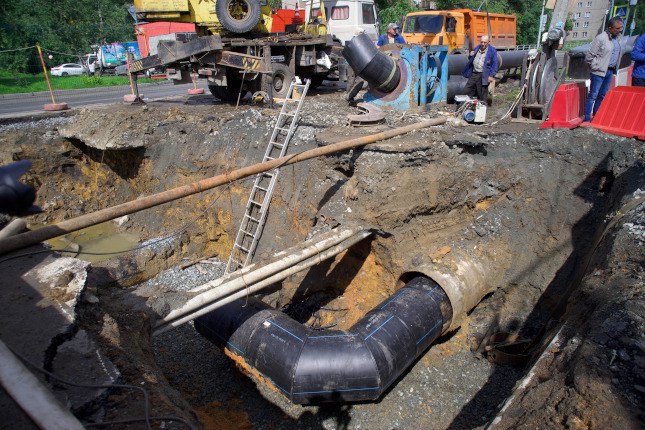 В Челябинске сделают упор на ремонте канализационных насосных станций www up74 ru articles news 167417 Сфера ЖКХ это важная и приоритетная сфера для жителей города Когда я пришел на пост главы то порядка 50 процентов коммунальных сетей были изношены В этом году УСТЭК отремонтировал 33 километра сетей ЧКТС почти 3 километра сказал на пресс конференции глава Челябинска Алексей Лошкин МУП ПОВВ до конца года планирует отремонтировать 65 километров своих сетей в итоге коммунальщики должны выйти на цифру 102 7 километра