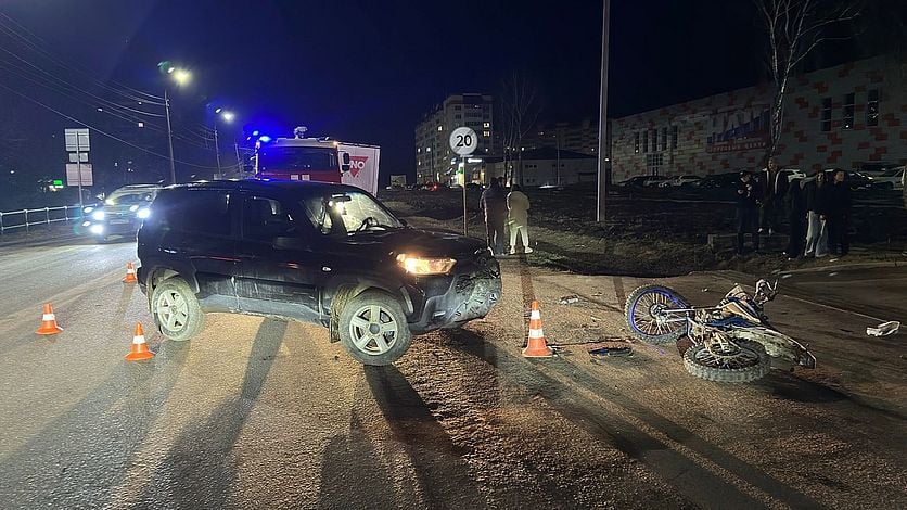 Мотоциклист попал на больничную койку после аварии в Мценске  ДТП случилось на улице Машиностроителей. Водитель "Нивы Тревел" поворачивал с нее во двор и не уступил дорогу мотоциклу    Вести-Орел. Подписаться