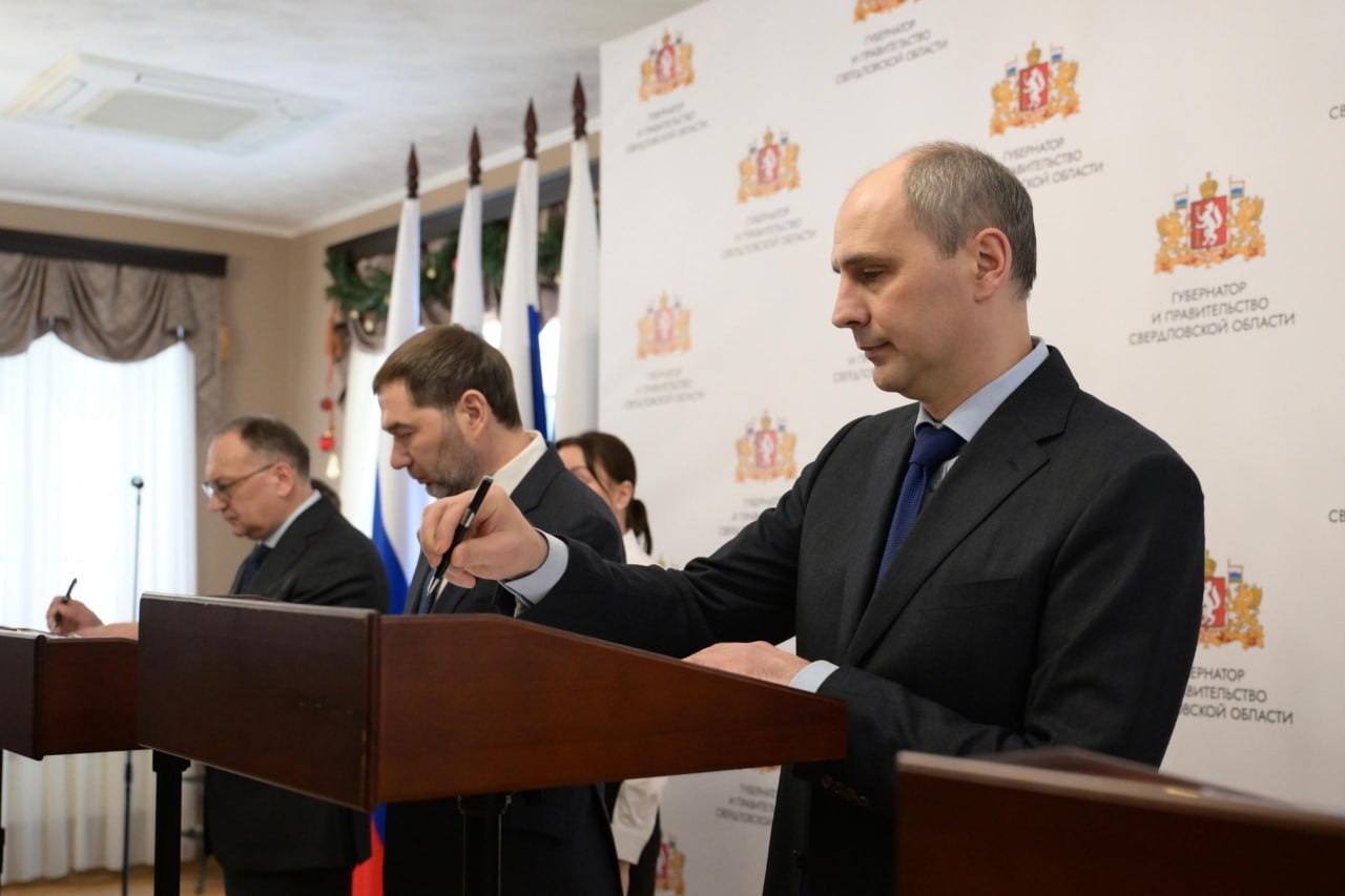 Налоги ЕВРАЗа губернатор вернет в два свердловских города Более 3 6 млрд рублей которые предприятие перечисляет в бюджет будут тратить на развитие образования здравоохранения спорта культуры дорог в Нижнем Тагиле и Качканаре Глава региона Денис Паслер подписал соответствующее соглашение с муниципалитетами и холдингом Наша задача создавать комфортные условия для жизни и работы на Среднем Урале сохранять и приумножать кадровый ресурс в регионе Благодаря таким проектам мы вместе создаем комфортную среду в городах Урала укрепляем социальную стабильность и выполняем задачи поставленные в нацпроектах Летом 2025 года компания ЕВРАЗ объявила о планах создания публичного акционерного общества которое объединит около 60 юрлиц Головное предприятие зарегистрировали в Нижнем Тагиле где расположен один из ключевых филиалов ЕВРАЗ НТМК Фото телеграм канал Свердловский пул   Новости из Екатеринбурга