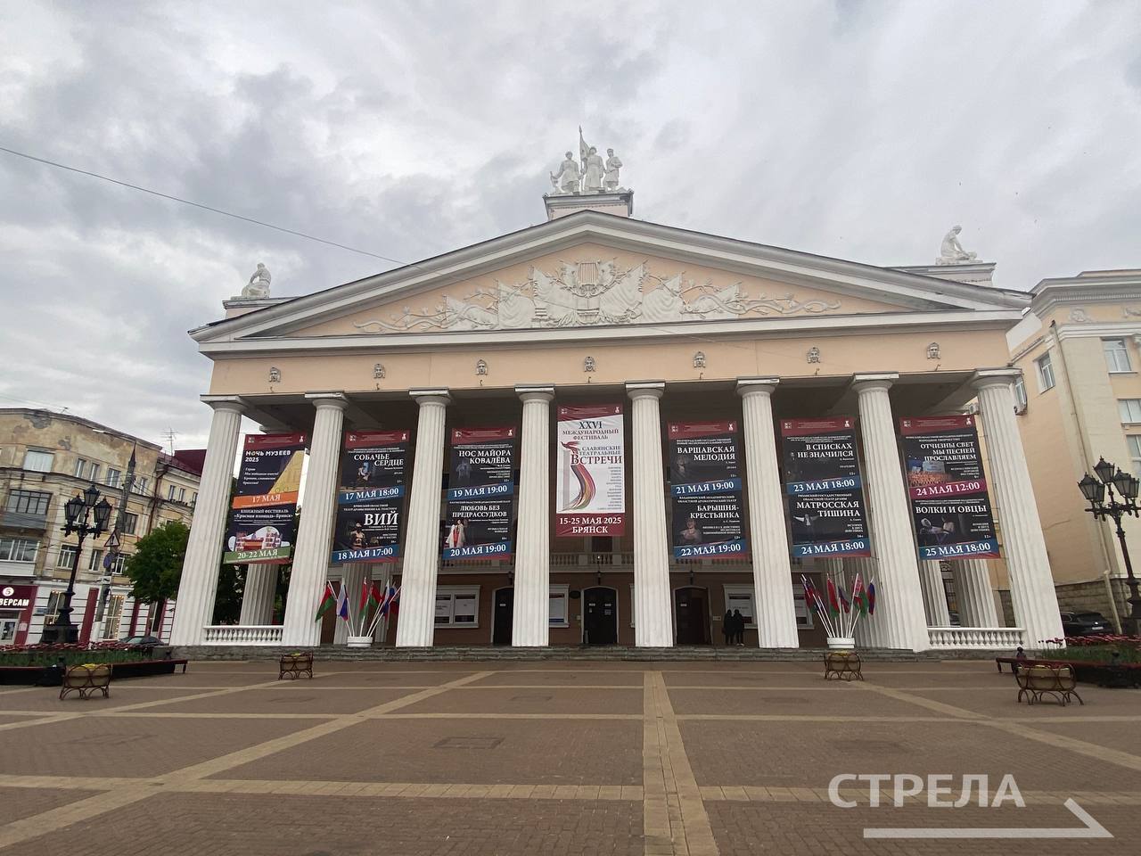В Брянске областной театр драмы закроет 99-й театральный сезон спектаклем «Лес». Это комедия по знаменитой одноименной пьесе Александра Островского. Премьера этого спектакля состоялась в апреле 2025 года. «Здесь всё, как должно быть в классической комедии: богатая помещица и девушка-бесприданница, жадный купец и умные слуги, сильные чувства и нелепые ситуации. Вот только затесались в эту историю два провинциальных актёра и перевернули весь мир вверх дном...». Насладиться игрой актеров, а также узнать развязку комедии брянские театралы смогут уже 29 июня. 12+ Фото: РИА «Стрела» архив