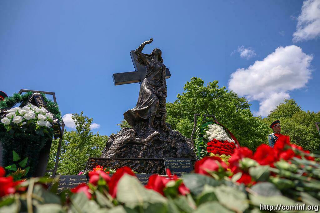 В Южной Осетии в День памяти и скорби - 20 мая 33-я годовщина Зарской трагедии пройдут памятные мероприятия В селе Зар Цхинвальского района в 11.15 начнется церемония возложения цветов и венков к обелиску "Скорбящая мать" - памятнику жертвам страшной трагедии 33-летней давности, после чего состоится митинг. Для желающих посетить памятные мероприятия с театральной площади Цхинвала в 9:30 будет отправляться транспорт.