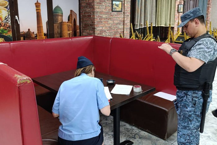 Кафе в Екатеринбурге закрыли из-за антисанитарии Кафе «Афганский плов» на улице Минометчиков, 24 в Екатеринбурге закрыли на три месяца по решению суда. Судебные приставы опечатали заведение после проверки Роспотребнадзора. В кафе обнаружили нарушения в хранении продуктов, уборке помещений и отсутствие медосмотров у персонала. — Выявленные нарушения несут угрозу жизни и здоровью потенциальных потребителей, — сообщили в ГУФССП России по Свердловской области. Суд признал владельца кафе виновным по статье КоАП за несоблюдение санитарных норм.