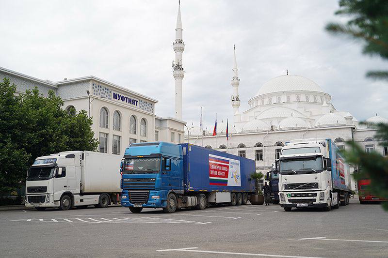Минтранс РД отправил 20 тонн гуманитарной помощи в новые регионы России Министерство транспорта и дорожного хозяйства Республики Дагестан продолжает оказывать поддержку новым регионам России В III квартале 2025 года ведомство осуществило две грузоперевозки доставив свыше 20 тонн гуманитарной помощи в Запорожскую область а также в Донецкую и Луганскую Народные Республики В рамках этой гуманитарной миссии был предоставлен грузовой транспорт что существенно способствовало развитию логистической инфраструктуры в данных регионах Эта инициатива подчеркивает важность сотрудничества и поддержки между регионами страны а также стремление улучшить условия жизни для жителей новых территорий