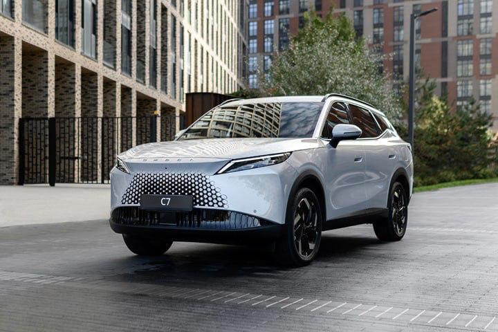 Chery отзывает в России почти 2 6 тысячи автомобилей Omoda C7 следует из сообщения Росстандарта Речь идет о машинах проданных в период с апреля по август 2025 года а также находящихся на складе  Причина отзыва связана с тем что при ДТП от корпуса фронтальной подушки безопасности может отсоединиться пластиковая накладка рулевого колеса Это влияет на раскрытие подушки и потенциально может привести к травмированию водителя и пассажиров На всех автомобилях заменят пластиковую накладку Представители АО Чери Автомобили Рус проинформируют владельцев о том что машину нужно доставить в дилерский центр для ремонтных работ Omoda Подпишитесь на Ведомости