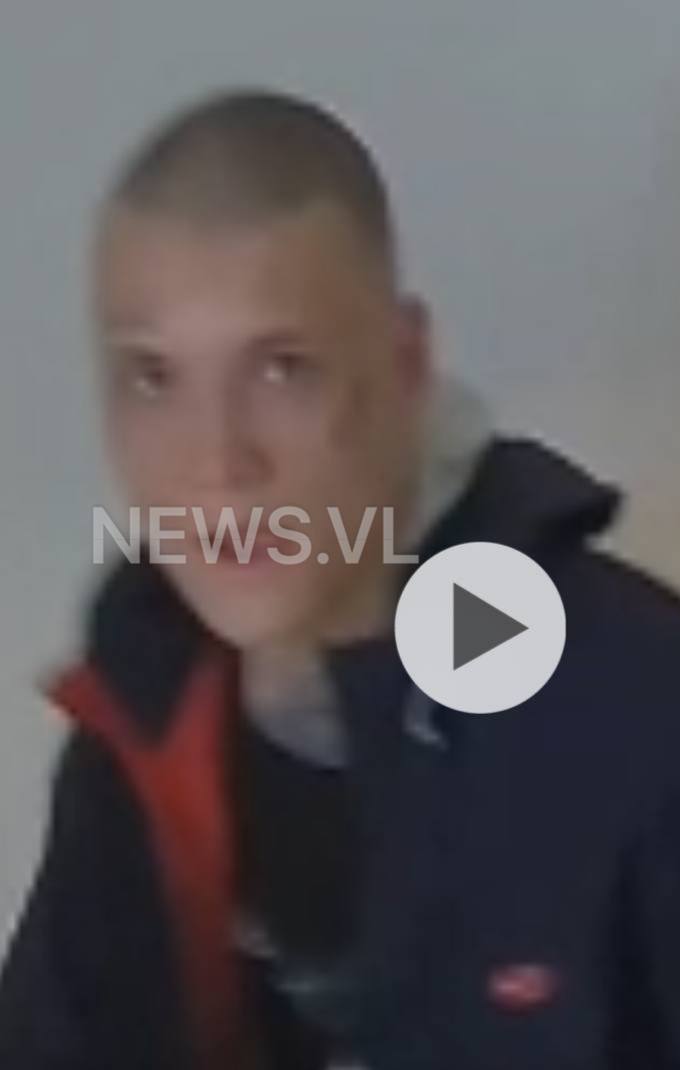 Избил бутылкой — и спрыгнул с многоэтажки: жесть из Владивостока Мужчину, подозреваемого в жестоком нападении на 23-летнего парня на Русском острове, нашли мёртвым. Вчера, 23 июня, он выпал из окна многоэтажки на улице Жигура — смерть наступила на месте. Перед этим камеры зафиксировали его в лифте: те же татуировки и футболка, что и у нападавшего, зафиксированы на видео и фото. Напомним, 22 июня в районе остановки на Русском острове прохожий атаковал молодого человека, нанося удары горлышком бутылки. Пострадавший был госпитализирован, полиция ранее не проявляла активности в поиске подозреваемого. / Реклама