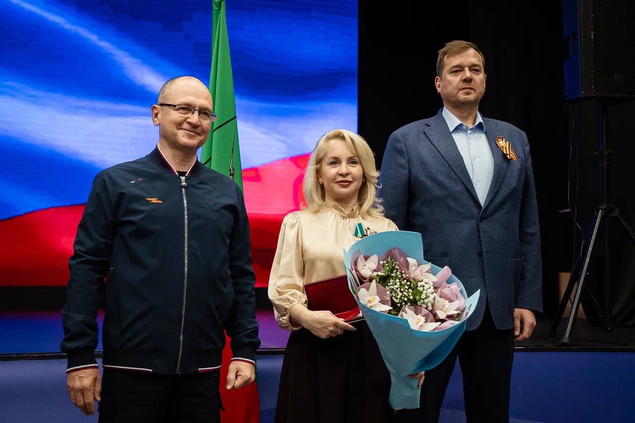 Первый заместитель руководителя Администрации Президента Сергей Кириенко вручил награды сотрудникам администрации Губернатора и Правительства Запорожской области. Указом Президента РФ, за вклад в решение социально значимых задач на территории Запорожской области орденом Дружбы награждена заместитель губернатора – руководитель администрации Губернатора и Правительства Запорожской области Оксана Викторовна Вьюник. Распоряжением Президента РФ, за активную работу по решению социально значимых задач на территории Запорожской области Почетной грамотой Президента Российской Федерации награждена глава Черниговского муниципального округа Илона Сергеевна Щипенко. Распоряжением Президента РФ, за вклад в подготовку и проведение общественно значимых мероприятий благодарность Президента Российской Федерации объявлена руководителю АНО «Юг Молодой» Юлии Александровне Логоше и начальнику отдела Департамента внутренней политики администрации Губернатора и Правительства Запорожской области Артему Владимировичу Шарлаю. Это люди, которыми движет любовь к родному краю, – они с первых дней трудятся в тяжелых условиях, часто сопряженных с риском, и показывают в своей работе реальные достижения. Благодарен Президенту и Администрации Президента за высокую оценку труда наших людей, за признание их мужества и верности родной земле. Благодарен сотрудникам областной администрации за ежедневный труд на благо нашего региона и всей России.