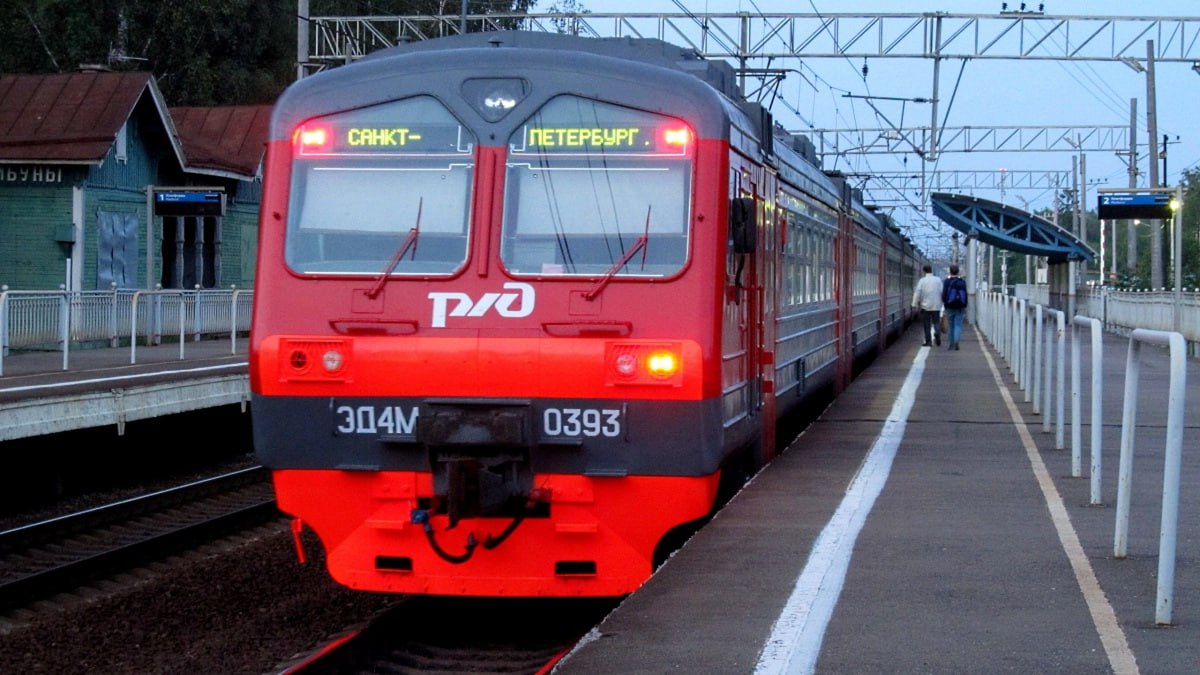 В Петербурге запускают оплату проезда в электричках по геолокации С 30 ноября такая система начнет работать на маршруте Витебский вокзал Павловск Чтобы воспользоваться новинкой пассажирам нужно 1  Установить приложение ПроТранспорт 2  Включить Bluetooth перед поездкой нажать Поехать в зоне геометки и пройти через турникет по QR коду 3  По прибытии завершить поездку в приложении и оплатить В будущем этот удобный способ планируют внедрить и на других направлениях Подписывайтесь на наш канал в МАХ agregiruem