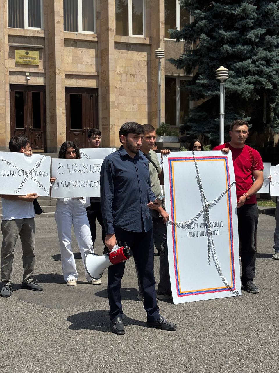 "Закованная в цепи Конституция" - молодежное крыло "Дашнакцутюн" провело акцию перед Конституционным судом в Ереване В 30–летний юбилей со дня принятия Конституции протестующие обратили внимание на то, что при нынешней власти нет конституционного положения, которое бы не было поругано.