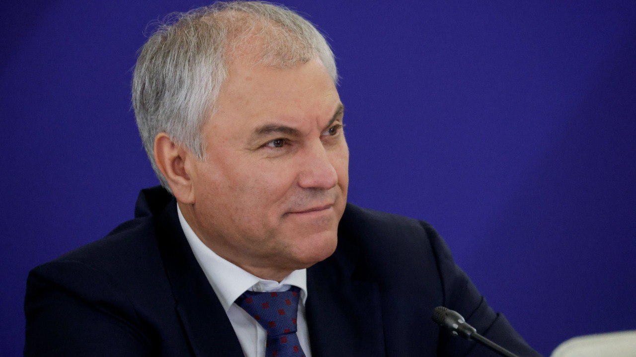 Вячеслав Володин Организация круглогодичного детского отдыха необходима Председатель ГД рассказал о первой зимней смене детского лагеря Дугино Феникс в Смоленской области Председатель Государственной Думы Вячеслав Володин в своем канале в MAX напомнил что ранее он и единомышленники из Технологического колледжа Лицея интерната Феникс в рамках благотворительного проекта создали в форме автономной некоммерческой организации детский лагерь Дугино Феникс Лагерь по его словам расположился в живописном месте на реке Вазуза и рассчитан на 120 мест Летом здесь отдохнули 720 ребят в осенние каникулы он работал в течение одной смены В конце прошлого года обсуждали с коллективом Феникса возможность его открытия в зимние каникулы Учитывая что они продолжительные приняли решение с 4 по 11 января наступившего года организовать отдых детей написал Володин Он подчеркнул что для нас это первая зимняя смена Она насыщена спортивными занятиями лыжи коньки зимние забавы футбол в крытом помещении бассейн Также работают кружки по информатике рукоделию рисованию вокалу Председатель ГД отметил успехи спортивной команды Феникса В прошлом году она принимала участие в соревнованиях и показала хорошие результаты заняла 1 место на I Фестивале инновационных видов спорта в Смоленске завоевала золото на Всероссийском турнире по шахматам в Сочи получила дипломы I и II степени по вокалу в суперфинале международного фестиваля в Санкт Петербурге Вернувшись в конце декабря из Ульяновска с соревнований по керлингу приступили к подготовке к I международным зимним спортивным играм в составе сборной Смоленской области рассказал Володин Он особо подчеркнул что организация детского отдыха крайне необходима Безусловно это оздоровление детей расширение их кругозора социализация которая крайне важна так как они зачастую проводят много времени в гаджетах А здесь учатся общаться находиться в коллективе что крайне необходимо в жизни отметил Председатель ГД Володин пригласил посетить детский лагерь Дугино Феникс он открыт для всех желающих независимо от места проживания ergosdumaofficial