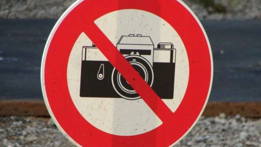 В Польше теперь запрещено фотографировать около 25 тыс. стратегических объектов, сообщает «Польское радио».  Сегодня вступили в силу поправки в закон о противодействии шпионажу.  Это, в частности, объекты, где производится, ремонтируется и хранится оружие, военная техника и боеприпасы.  За нарушение предусмотрен штраф и арест до 30 дней.  НАШИ РЕСУРСЫ:   Telegram   Tik-tok    YouTube   RUTUBE