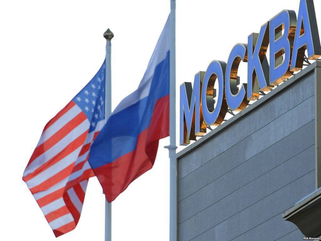 Новые санкции против России грозили бы США нарушением связей с торговыми партнерами, пишет Politico  Введение американской администрацией нового пакета санкций, предложенных республиканцами в Сенате Конгресса, нарушит связи США с крупнейшими торговыми партнерами.   Как пишет издание, предложенные республиканцами санкции, предусматривающие в том числе введение пошлин в размере 500% на импорт в США из стран, которые покупают у России нефть, газ, уран и другие товары, может привести к тому, что «США будут отрезаны от крупнейших мировых экономических [держав], включая своих союзников в Европе».   Царьград.ТВ — Не боимся говорить правду   Подпишись